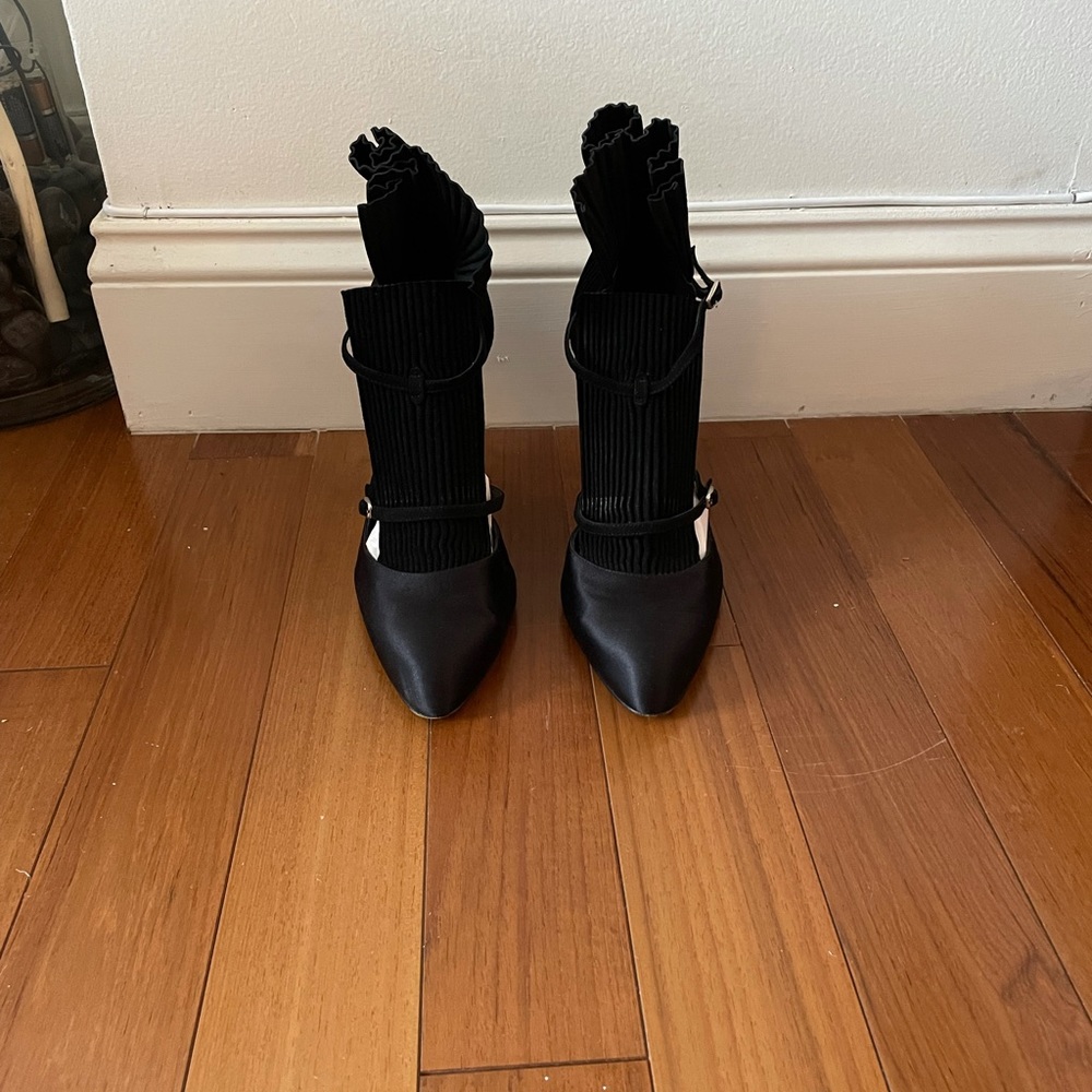 Authentic Manolo Blahnik Ruffled Pumps - Picture 9 of 10